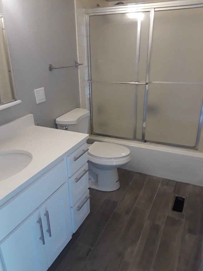 Bathroom - 2012 N Larrabee St