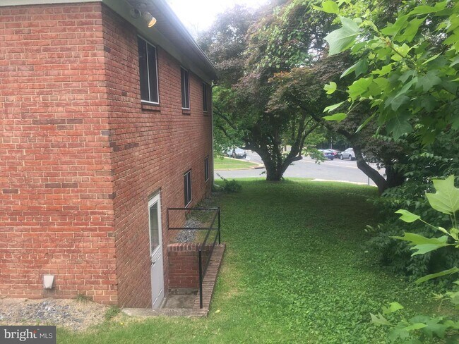 Building Photo - 9200 Bardon Rd