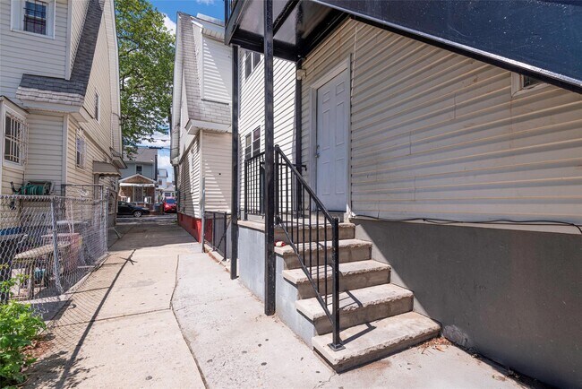 Building Photo - 90-13 181st St
