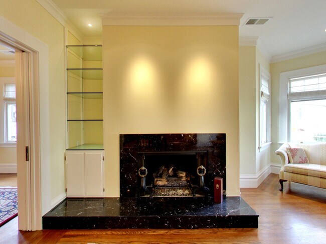 Building Photo - STUNNING 2/2 W/ Dining Room and LARGE Atti...