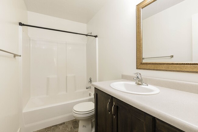 Building Photo - 4 bed | 2 1/2 bath | 2 car garage in Deser...
