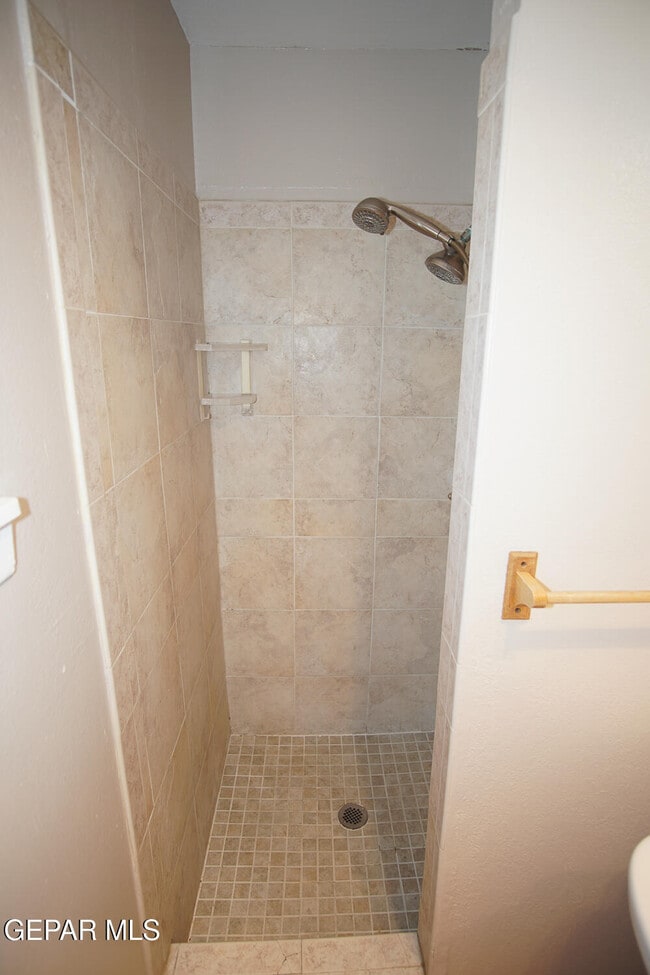 Building Photo - 9832 Heather Ave