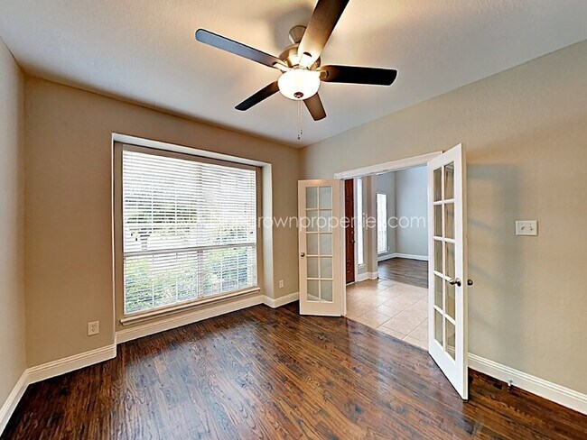 Building Photo - 901 Mesquite Dr