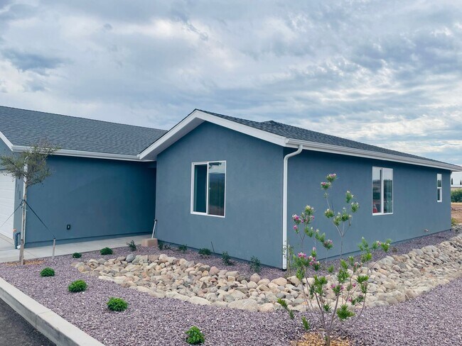 Building Photo - 17 N Alamos Dr