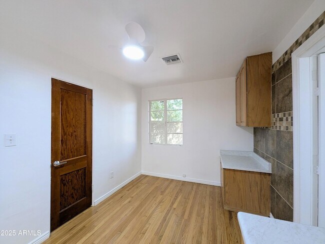 Building Photo - 2443 E Earll Dr