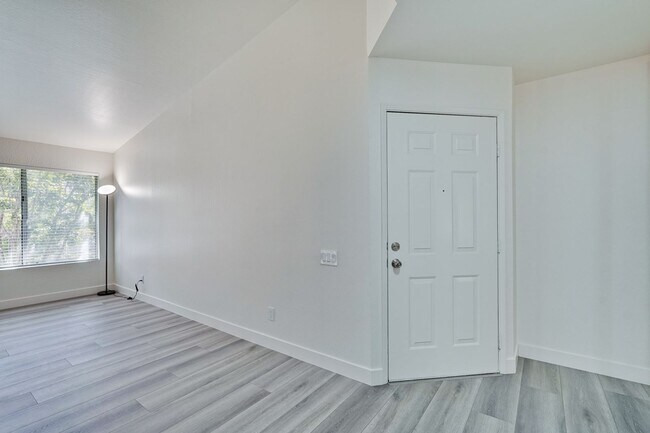 Building Photo - 2 bed 2 bath condo