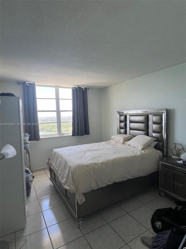 Building Photo - 300 Bayview Dr
