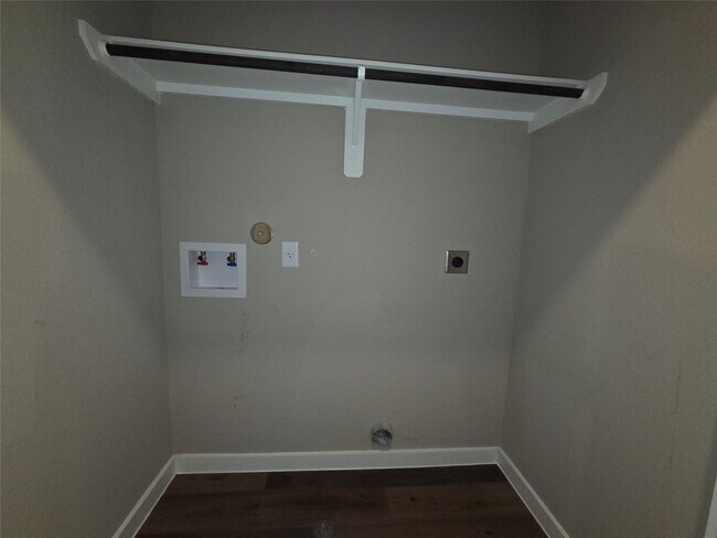 Building Photo - 9740 Grosbeak Ln