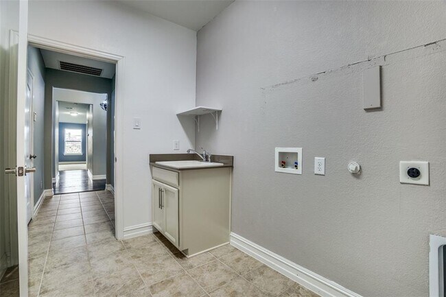 Building Photo - 3404 Glendale Ln