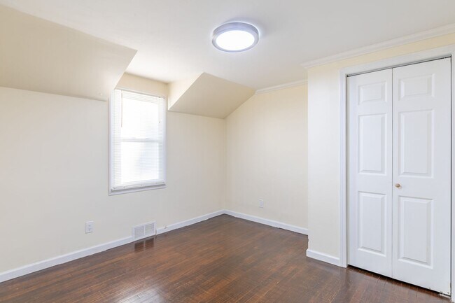 Building Photo - Spacious 4 bedroom single family home at t...