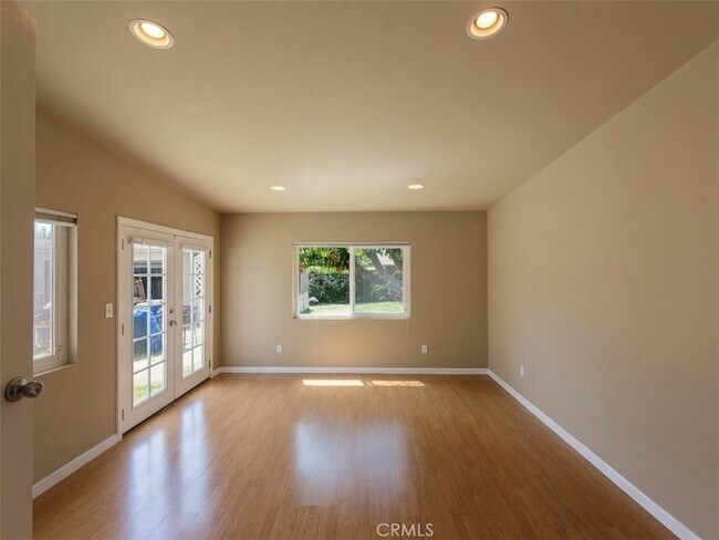 Building Photo - 3907 Edgehill Dr