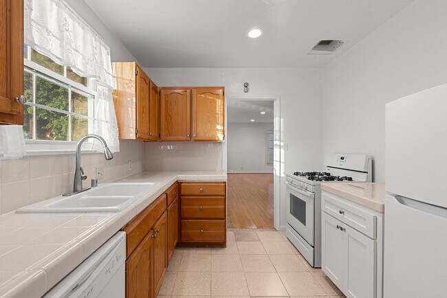 Building Photo - 1209 Orange Grove Ave