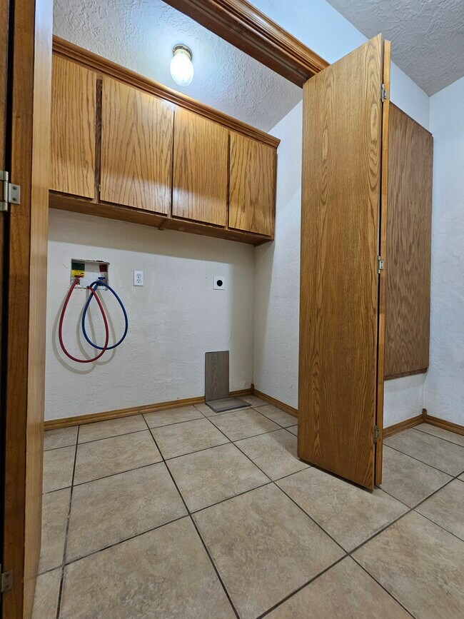 Laundry Room - 1905 SW E Ave