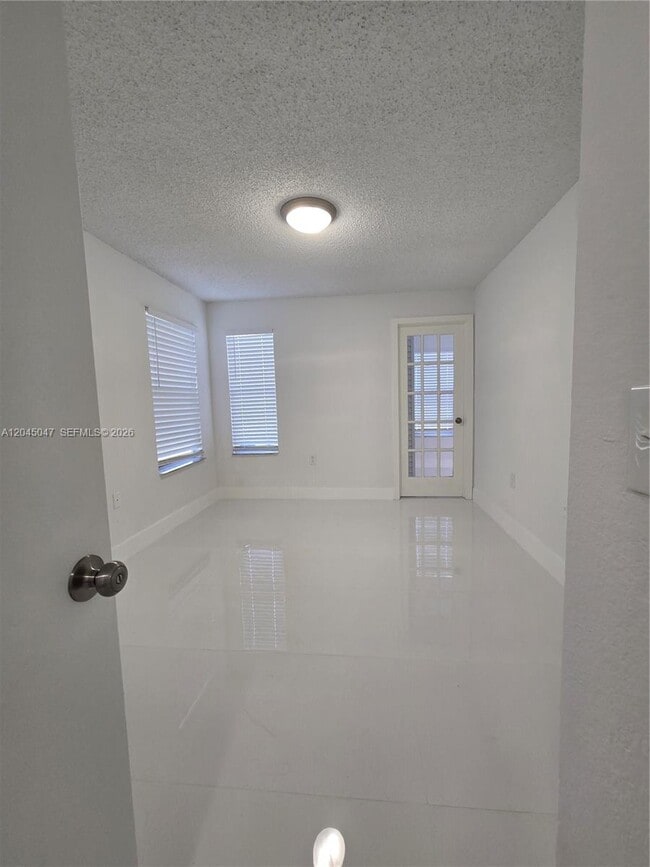 Building Photo - 595 Vista Isles Dr