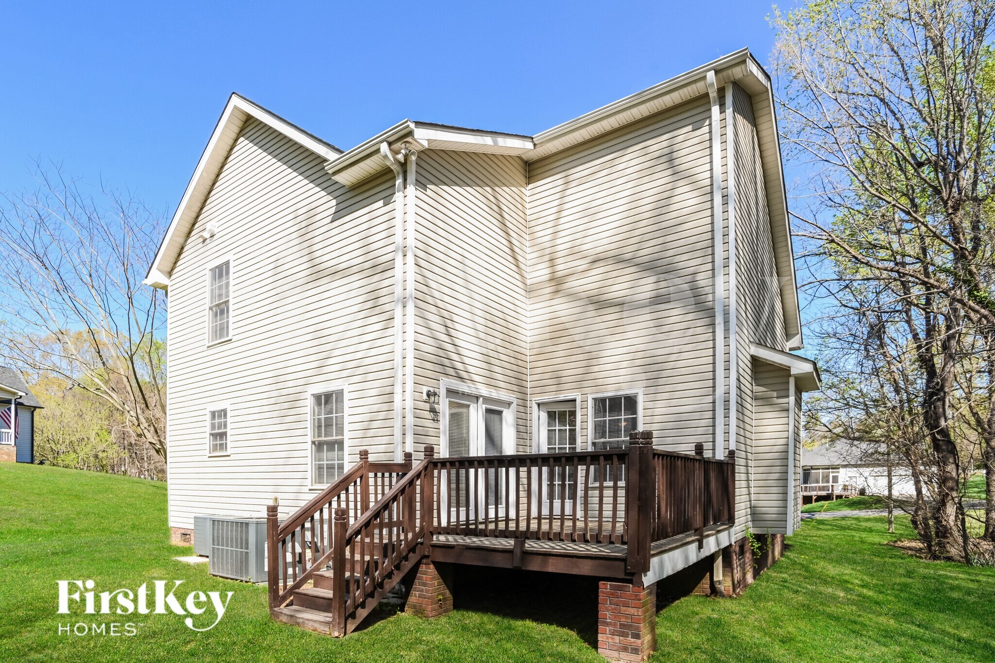 Building Photo - 811 Willow Ln