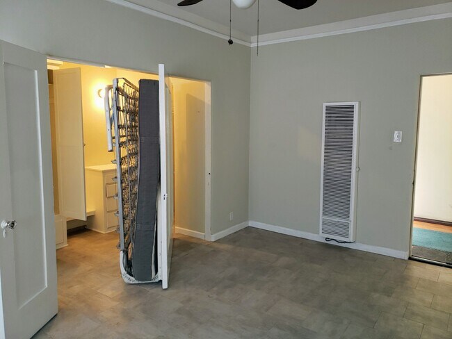 Building Photo - 723 E 3rd St