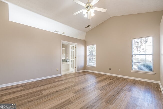 Building Photo - 5755 Lakeview Cir