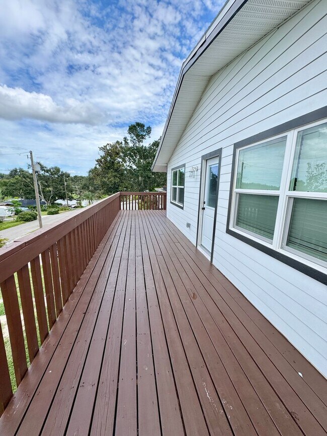 Building Photo - Downtown Clermont - Beautifully Renovated 2-Bed/1-Bath Upstairs Unit with Stunning Lake Minneola ...