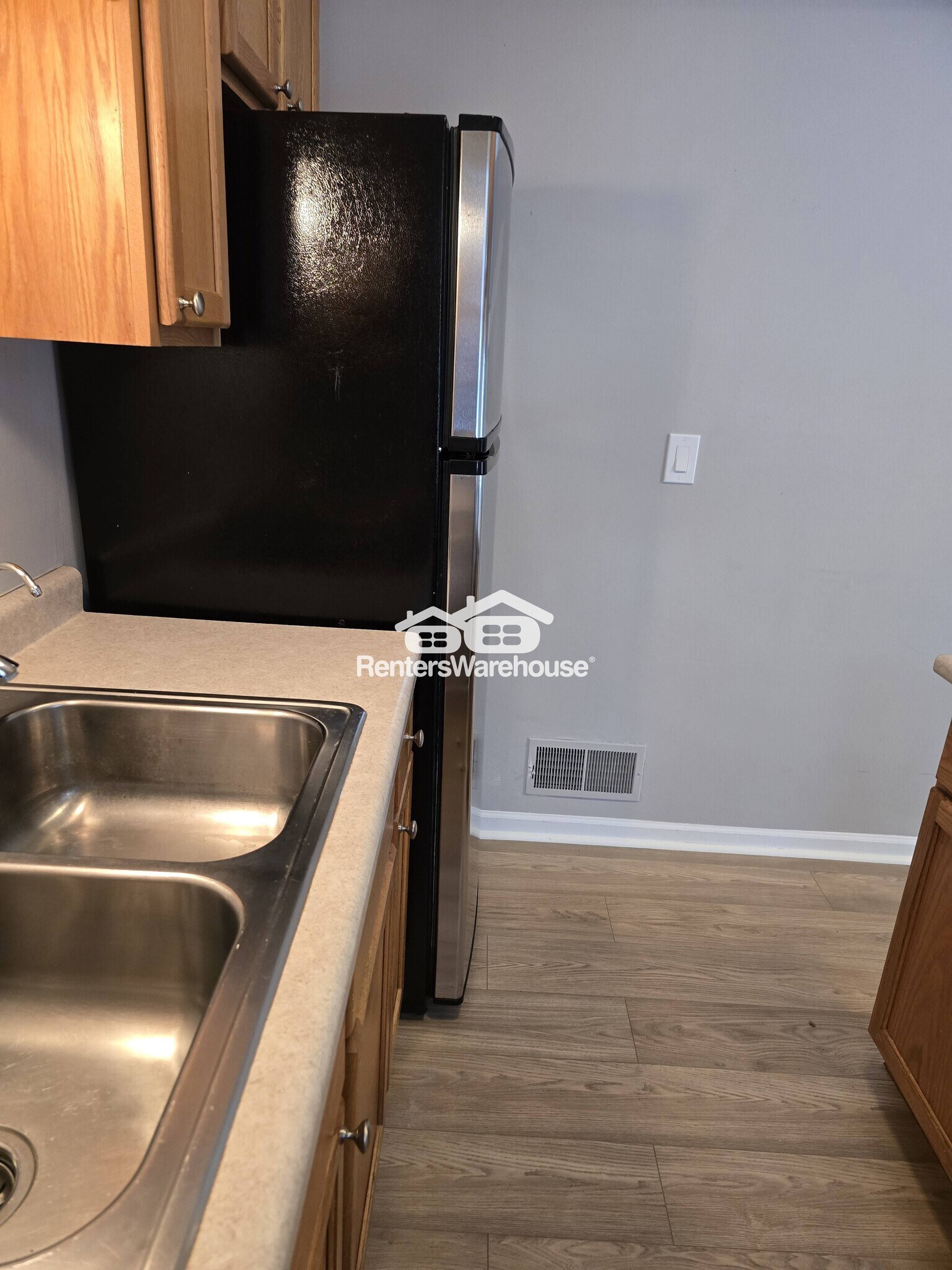 Building Photo - 5580 Shorewood Ln