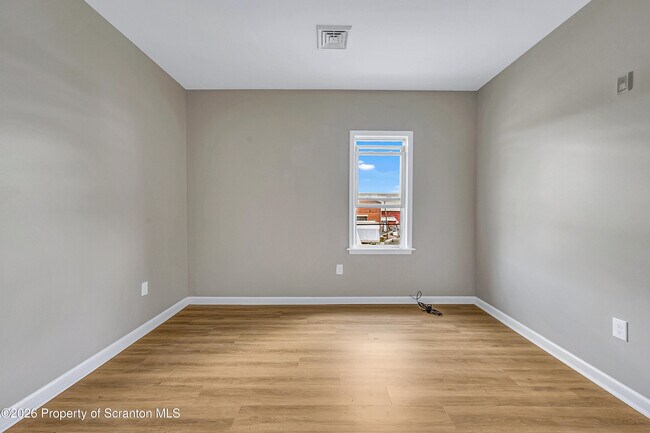 Building Photo - 114 E Market St