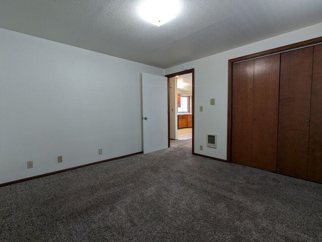 Building Photo - Great first floor 2bed/1 bath apartment
