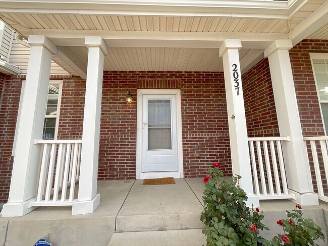 Building Photo - 2 Bedroom Townhome Available Near S Circle...