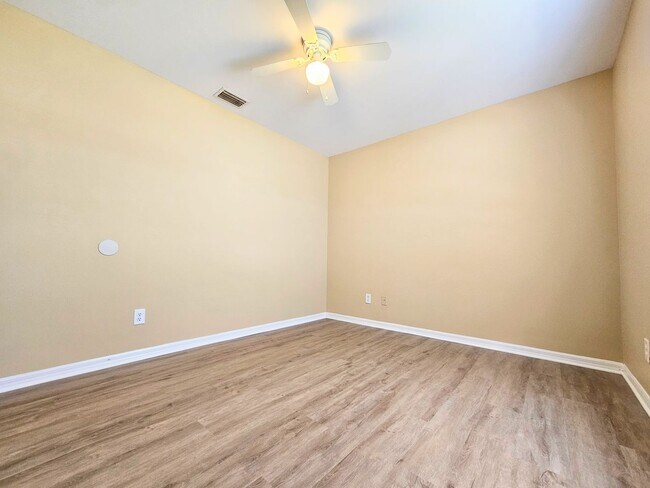 Building Photo - Great 3-bedrooms, 2 baths duplex with new ...