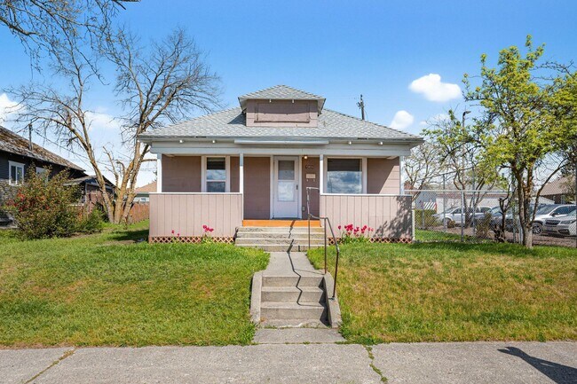 Building Photo - Charming& Updated Northeast Home!