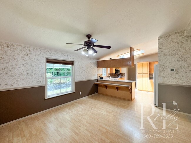 Building Photo - Your Private Getaway In Bremerton