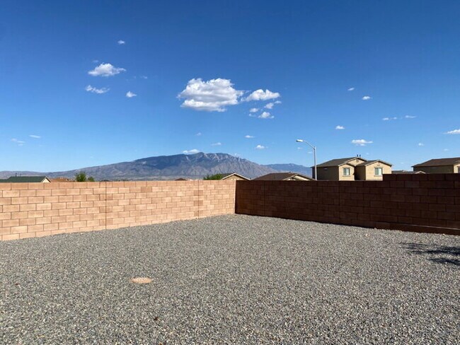 Building Photo - Enchanted Hills - 3BR/2Bath/Backyard Mountantain Views