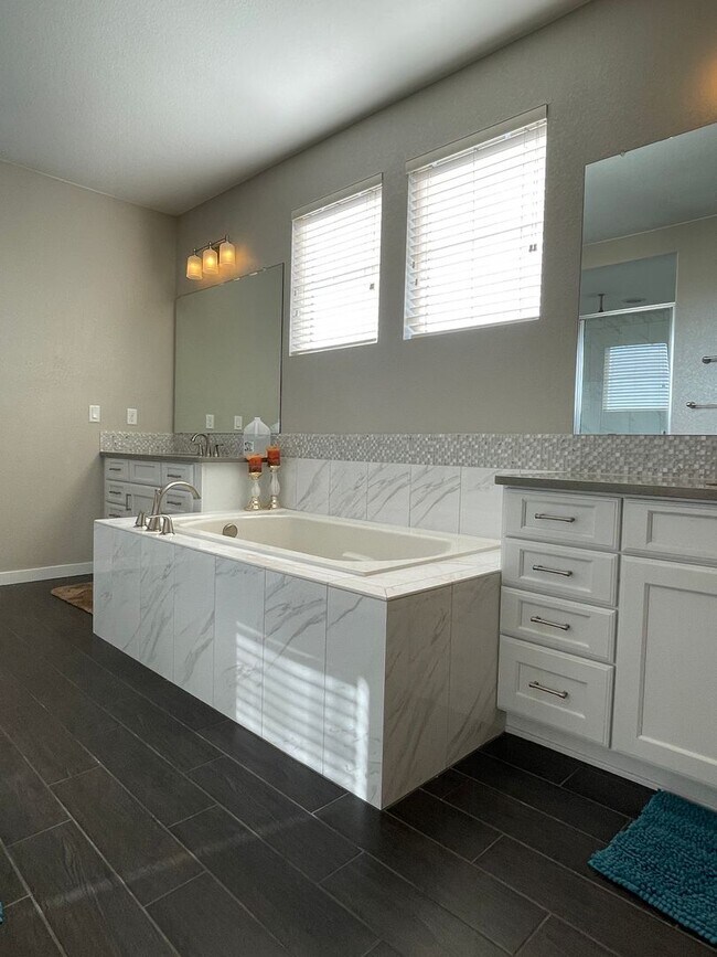 Building Photo - Gorgeous Colliers Hill Home