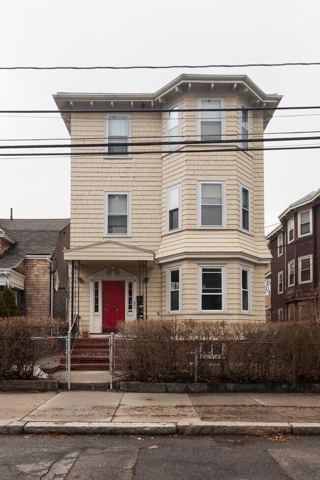 Building Photo - No Brokers Fee, Convenient Location, Pets Friendly, Eat-in Kitchen, Laundry on a Site, Yard