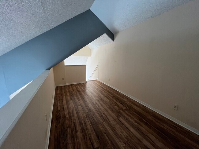 Building Photo - 6154 Westgate Dr