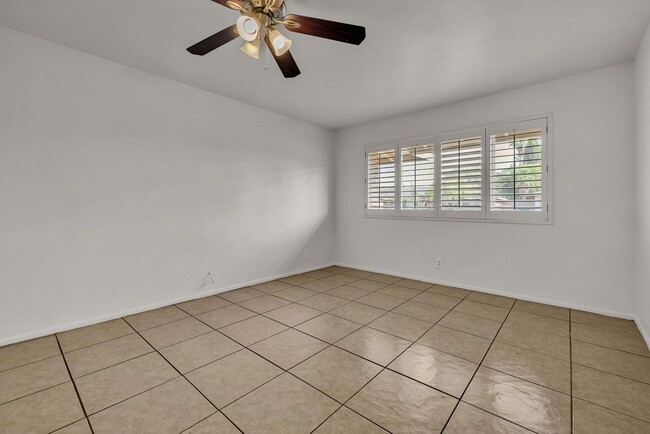 Building Photo - 5 Bed, 3 Bath, Pebble Tec Pool, Granite Counters Huge Kitchen Island