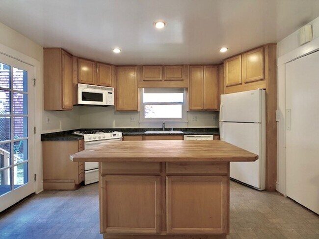 Building Photo - 1714 Santa Clara Ave