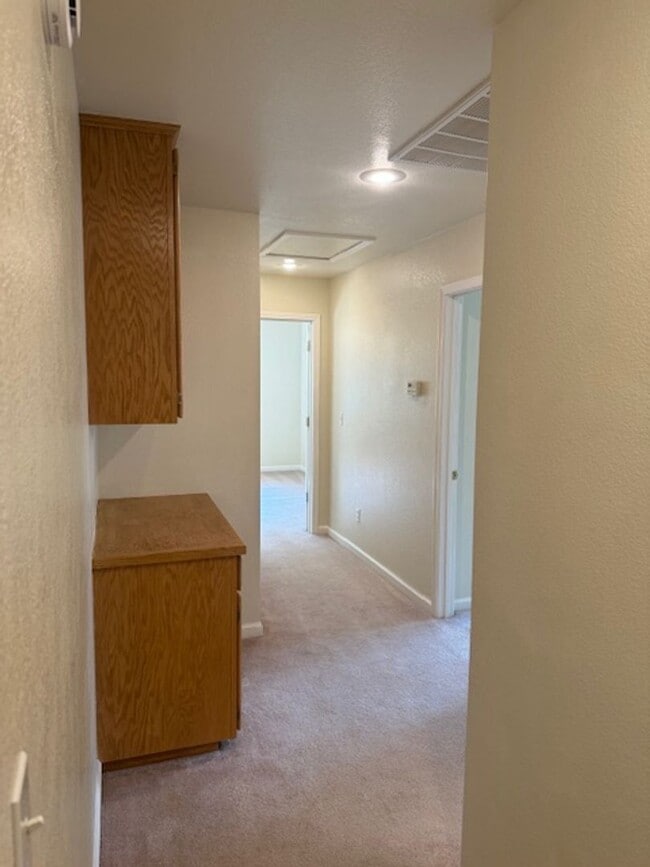 Building Photo - Home in Country Heights Subdivision Area w...