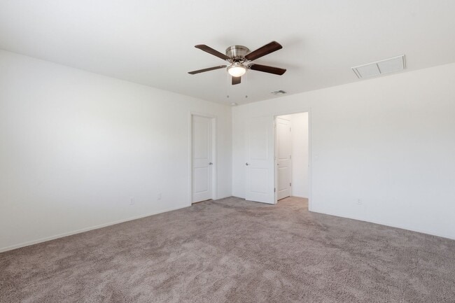 Building Photo - 4bedroom 2 bath single family home!