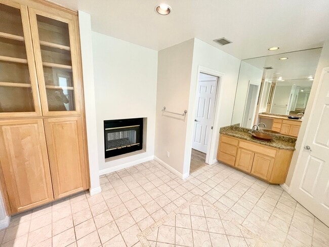 Building Photo - *** Gorgeous 4 bed 3 bath Single Family Ho...