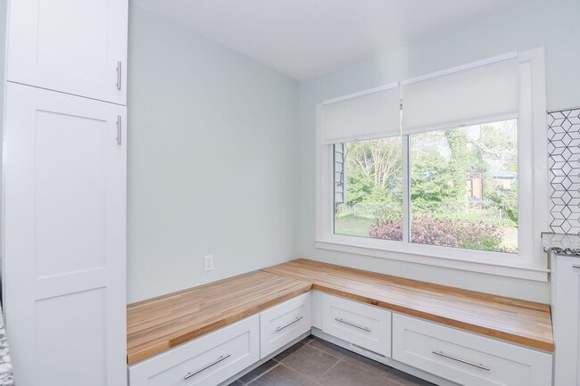 Building Photo - Great Location 4 Bedroom