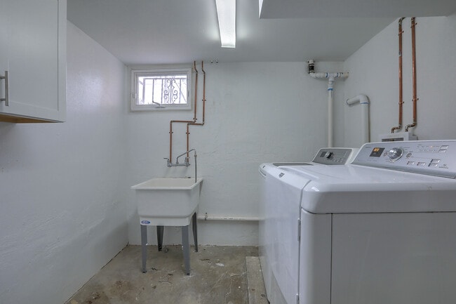 Building Photo - 618 Sycamore St NE