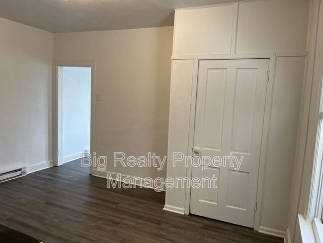 Building Photo - 119 E Scull St