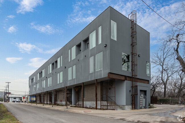 Building Photo - 707 Townhomes