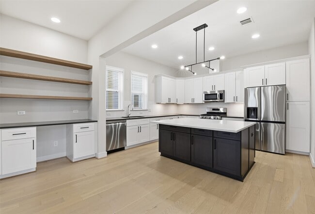 Building Photo - 2204 Lou Ellen Ln