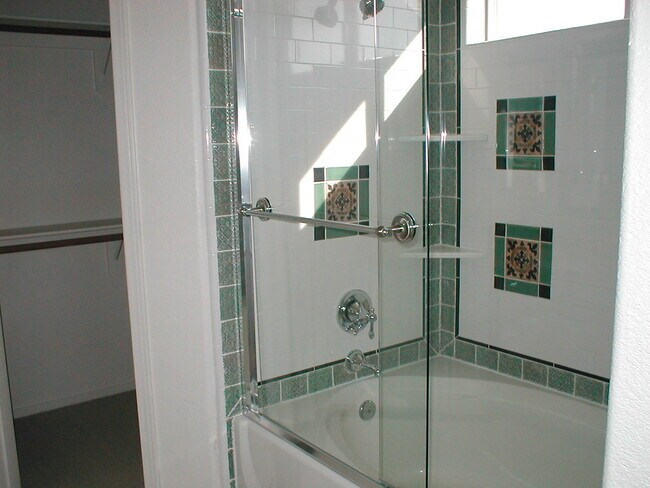 Building Photo - 628 Rolling Valley Way