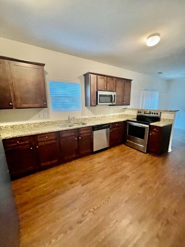 Building Photo - Luxurious 2 story 3 bedroom 2.5 bath Townh...