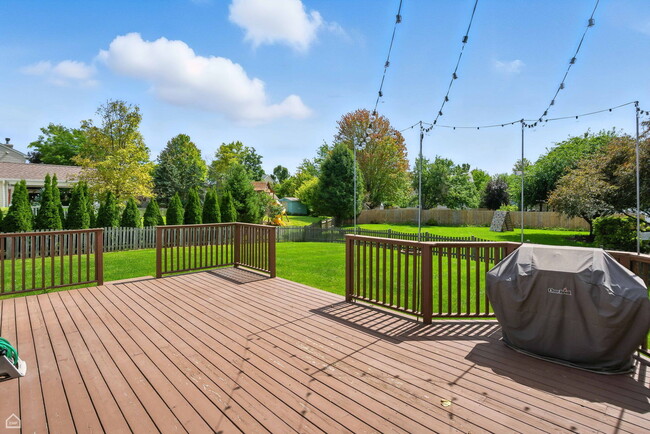 Building Photo - 10167 Bennington Dr