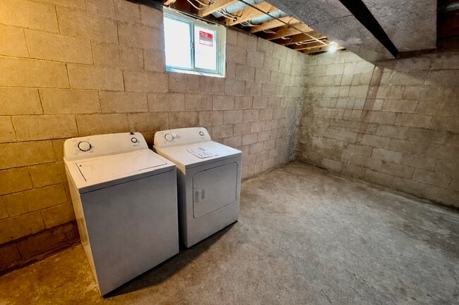 Building Photo - 902 Cedar River Dr NW