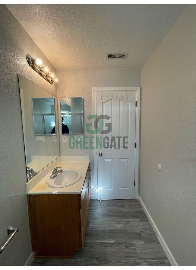 Building Photo - Two story 4 bedroom, 2.5 bath home in Stoc...