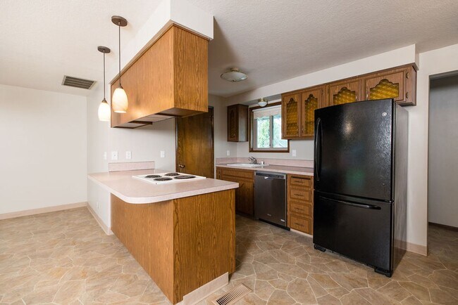 Building Photo - Immaculately maintained 3-bdr/1.5-bath ran...