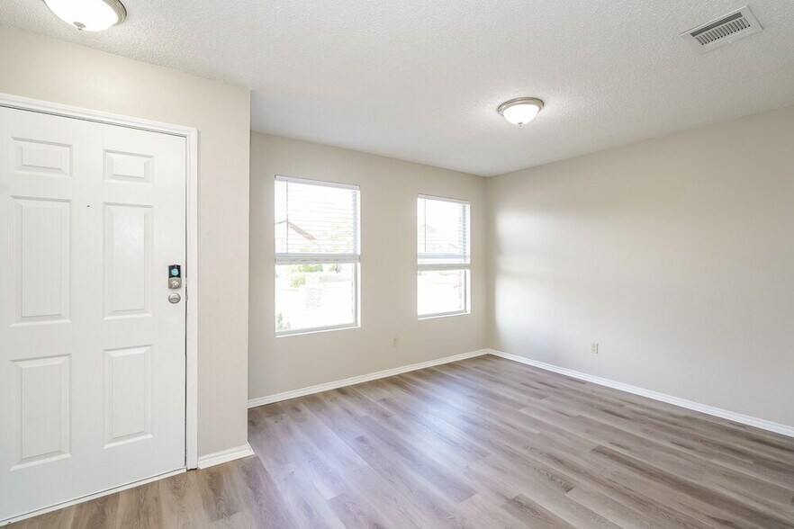 Building Photo - 300 Dakota Ridge Dr